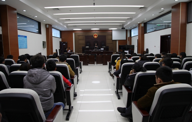 12月1日上午，区法院少审庭邀请大学生旁听庭审